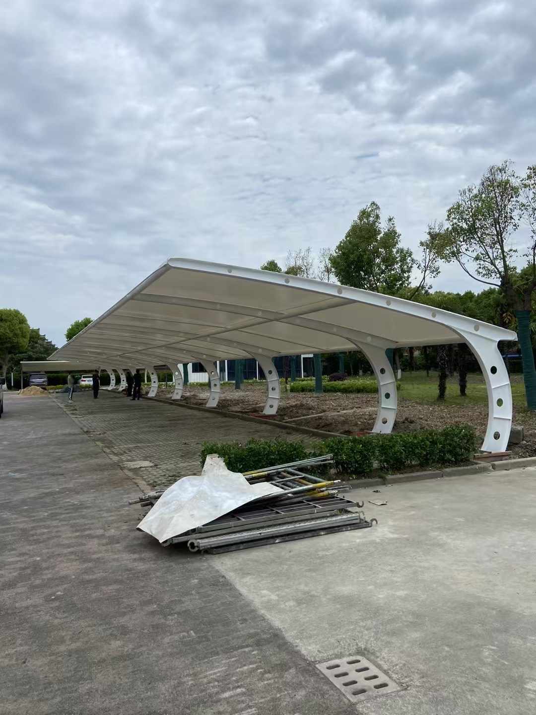 杭州膜結(jié)構(gòu)車棚與嘉興停車場(chǎng)遮陽工程 打造高效防曬與美觀的空間